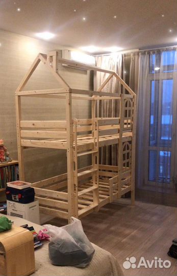 Двухъярусная кровать домик с безопасной лестницей