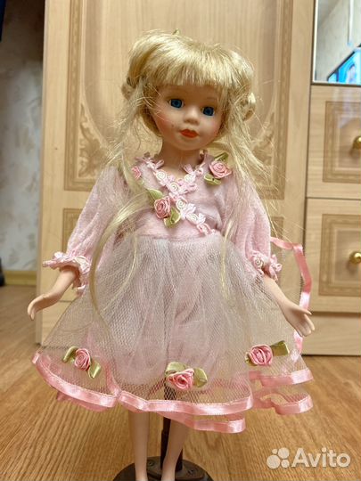 Кукла фарфоровая