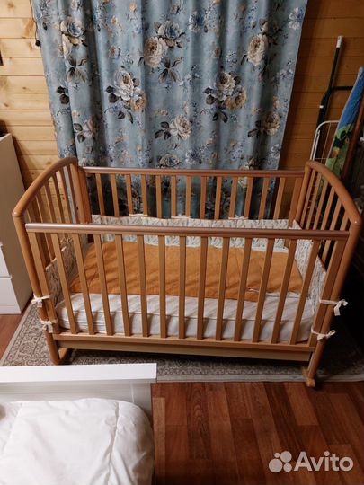 Детская кроватка с маятником Piccolino