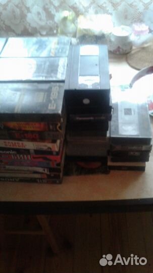 Видеокассеты с разными фильмами разных жанров