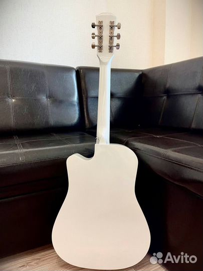 Акустическая гитара белая