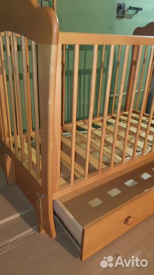 Детская кроватка с продольным маятником