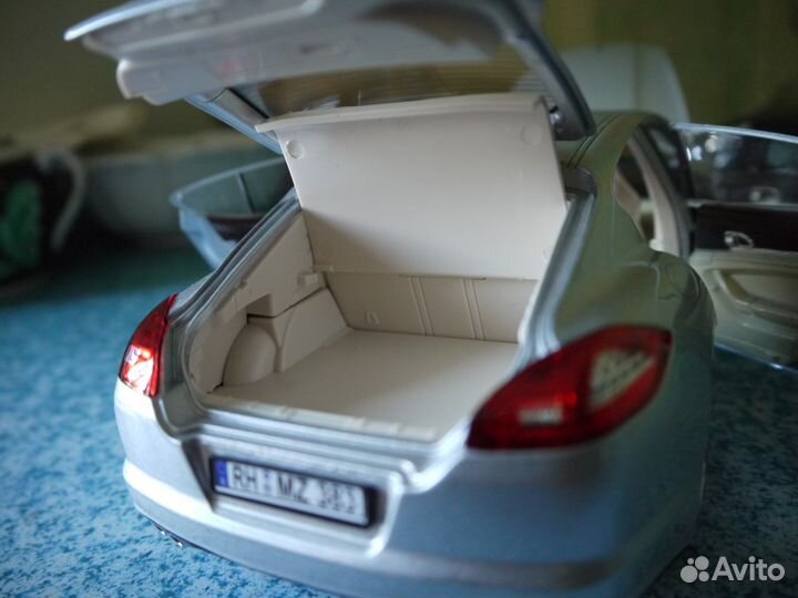 Porsche Panamera 4s silver 1/18