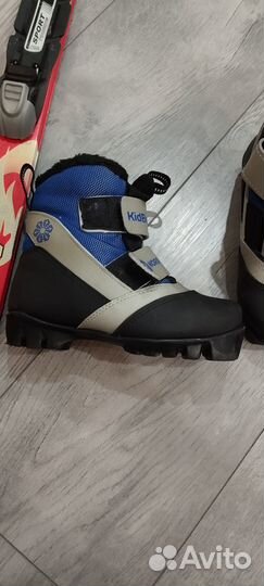 Лыжные ботинки с лыжами