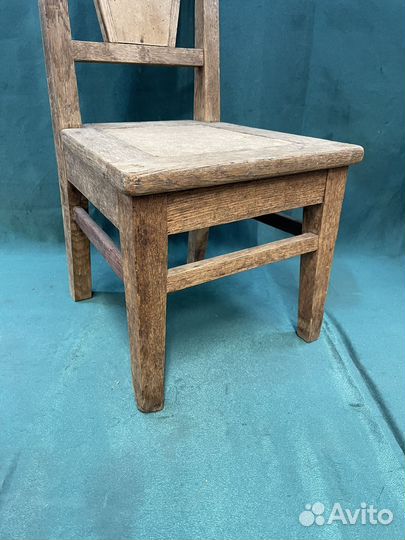 Старинный детский стул из дерева