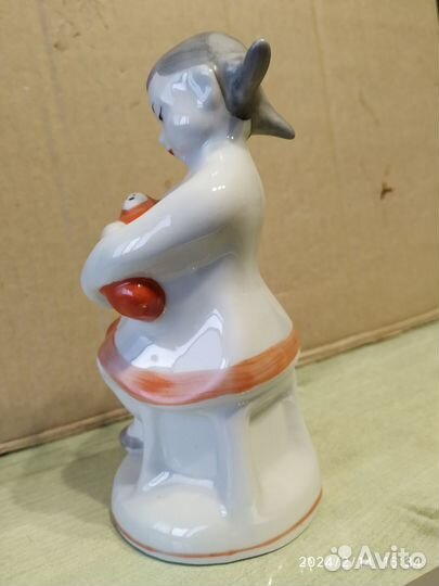 Статуэтка фарфоровая Девочка с куклой Городница