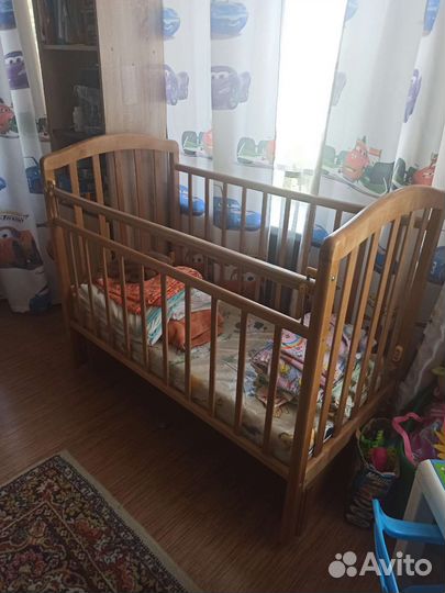 Детская кроватка с продольным маятником