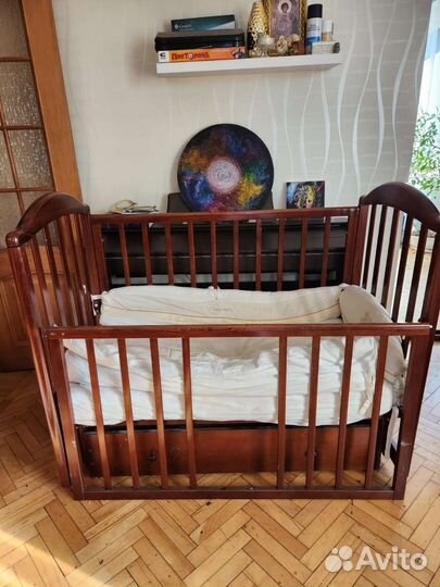 Детская кроватка с маятником