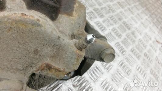 Суппорт тормозной передний правый toyota prius V Z