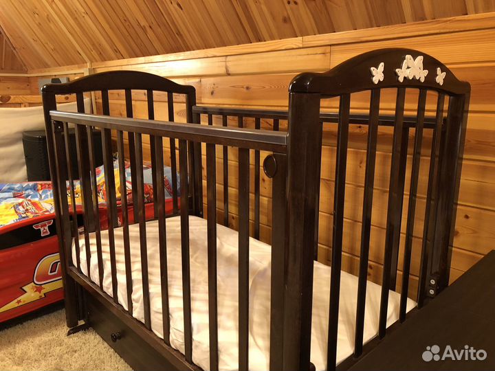 Детская кроватка с маятником и ящиком
