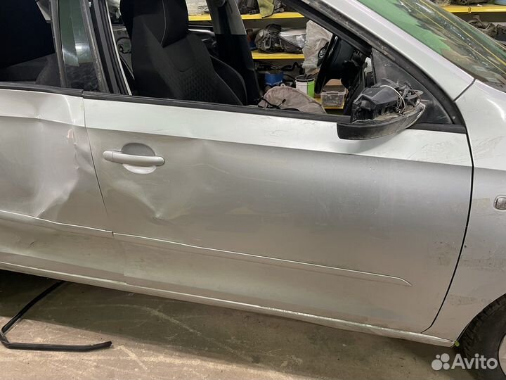 Дверь передняя правая skoda rapid