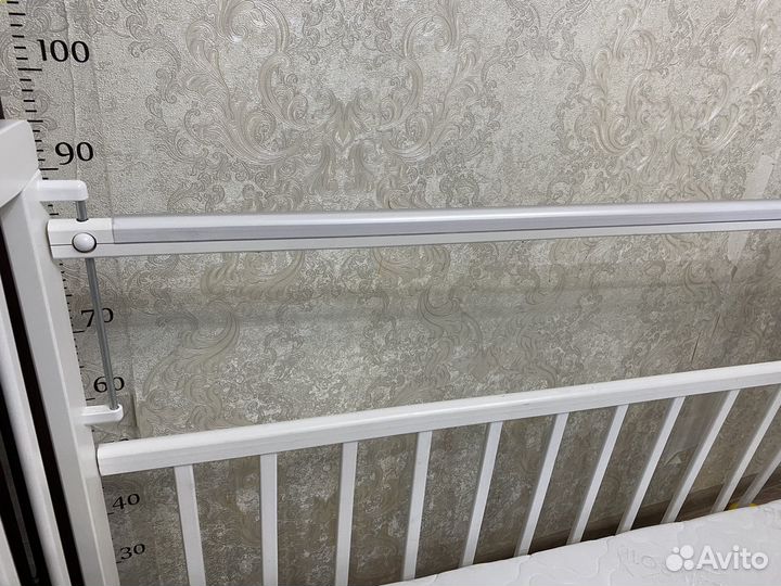 Детская кроватка с маятником белая