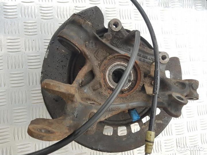 Кулак задний левый Volkswagen Touareg 7L0505435B