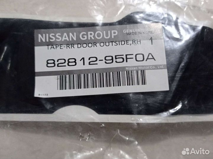 Наклейка на стойку задней пр двери Nissan infiniti