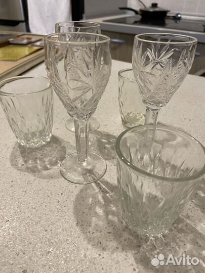 Хрустальные рюмки на ножке