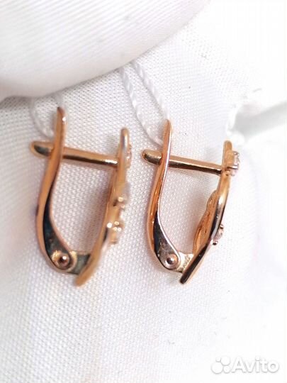 Золотые серьги с камнем