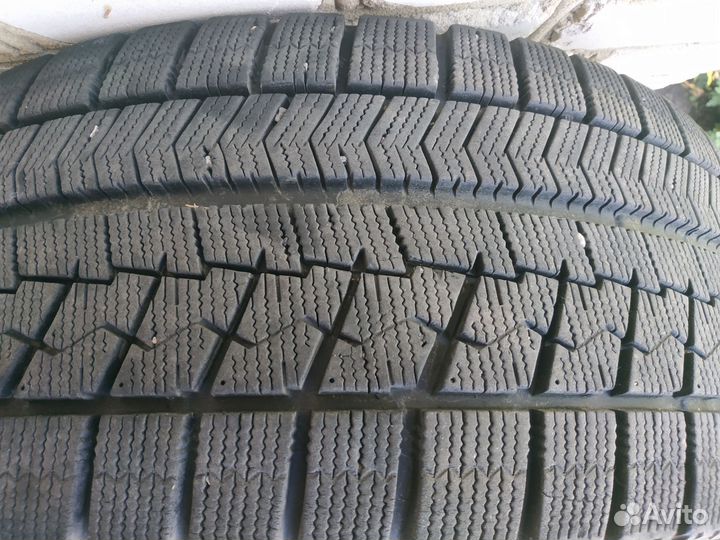 Bridgestone Blizzak VRX 215/50 R17