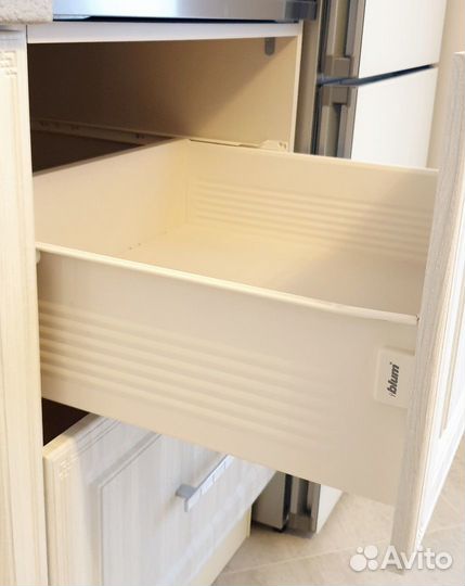 Кухня с дизайнерскими ручками на заказ