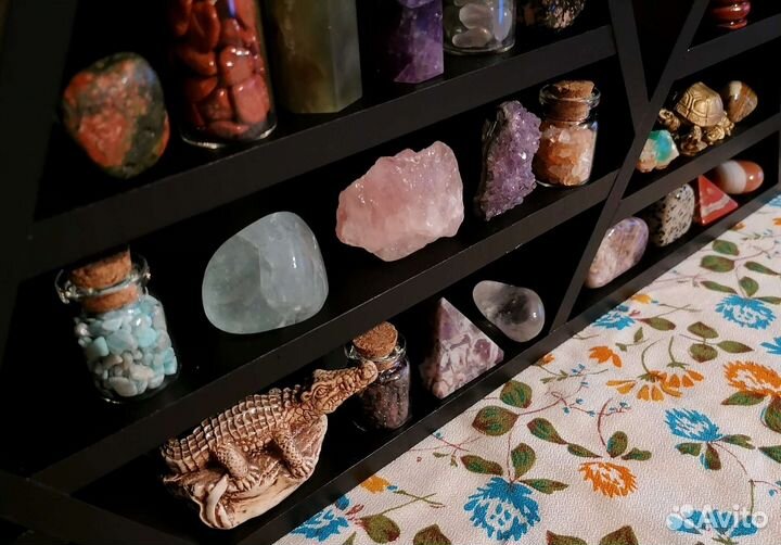 Полка треугольная для коллекции