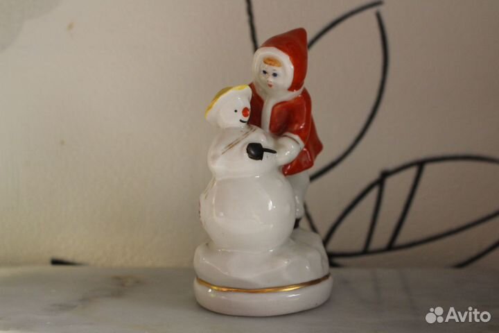 Фарфоровая статуэтка Девочка лепит снеговика.1960е