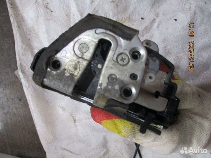 Тойота лексус замок задний правый