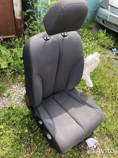 Переднее левое сиденье Nissan Tiida 1