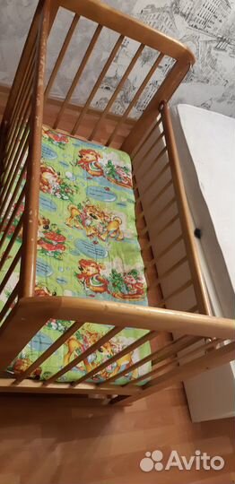 Детская кроватка с маятником и обычным матрасом