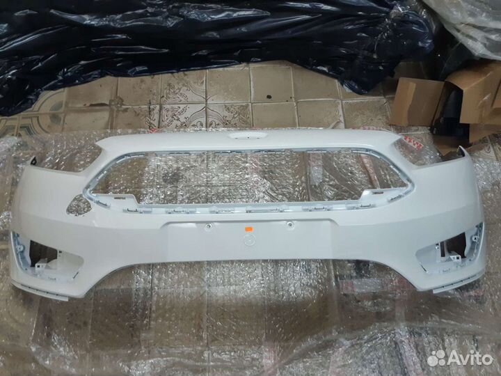 Бампер белый Focus 3 рестайл 15
