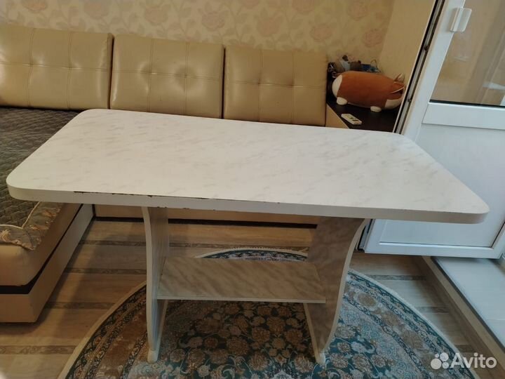 Кухонный стол с табуретками