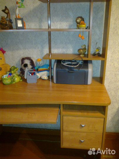 Компьтерный стол с горизонтальными полочками