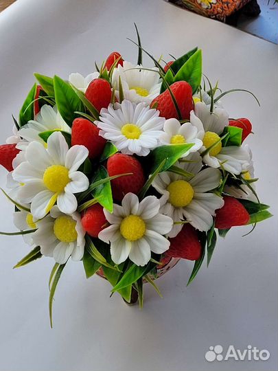 Ромашки и клубника