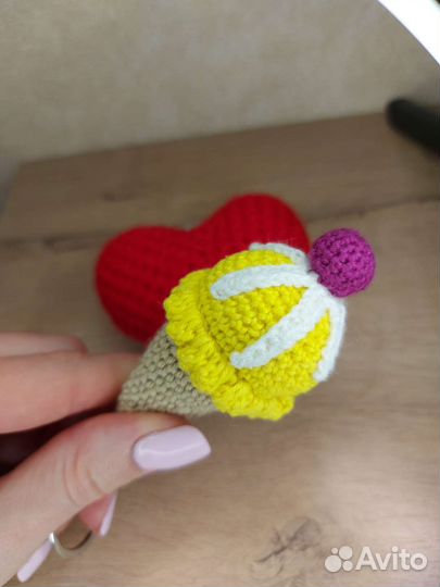 Вязаный брелок пончик