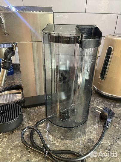 Кофеварка рожковая Delonghi EC685M серебристый