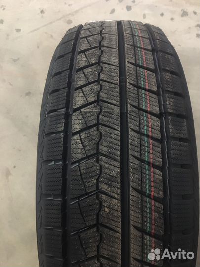 Roadmarch Snowrover 868 215/50 R17 95H