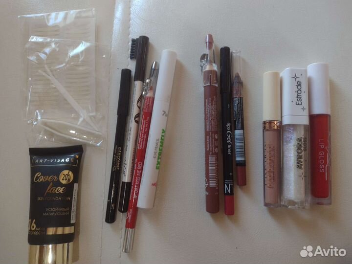 Косметика:карандаши, помады, тени и др