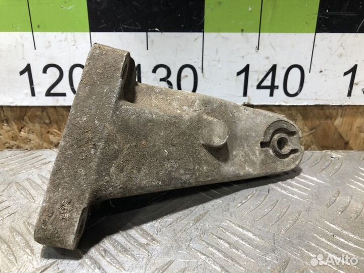 Кронштейн двигателя E 124