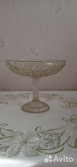 Ваза для фруктов на ножке