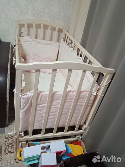 Детская кроватка с продольным маятником