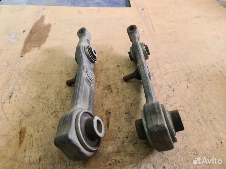 Передний поперечный рычаг Mercedes W211