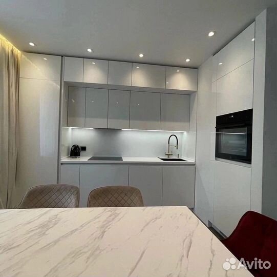 Угловая светлая кухня в рассрочку