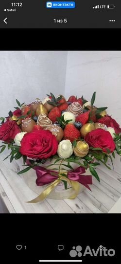 Букет из клубники с цветами