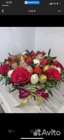 Букет из клубники с цветами