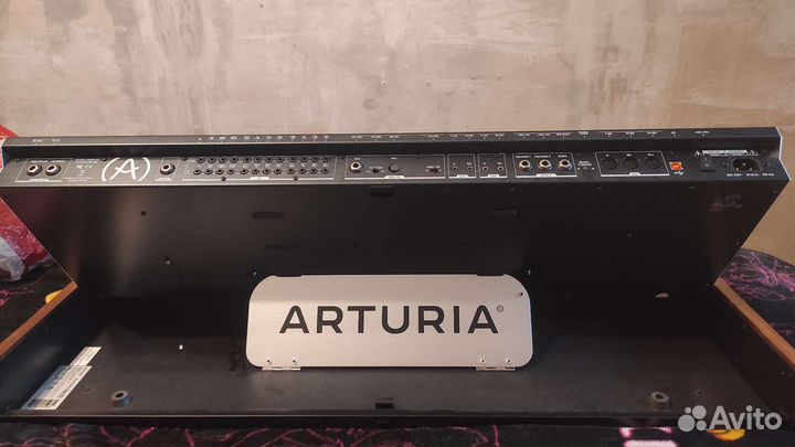 Аналоговый синтезатор с кейсом matrixbrute arturia