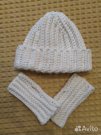 Вязаная шапка бини с митенками