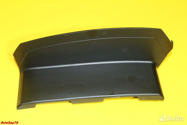 Nissan Patrol (Y62) Накладка левого фонаря