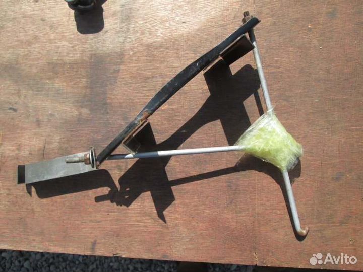 Крепление аккумулятора Toyota Ist NCP65 1NZ-FE