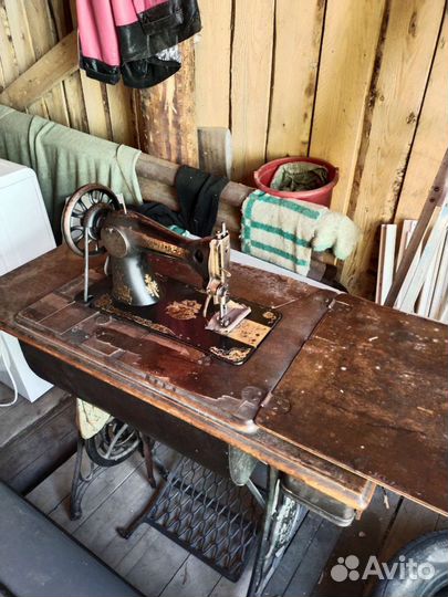 Швейная машинка Зингер ножная
