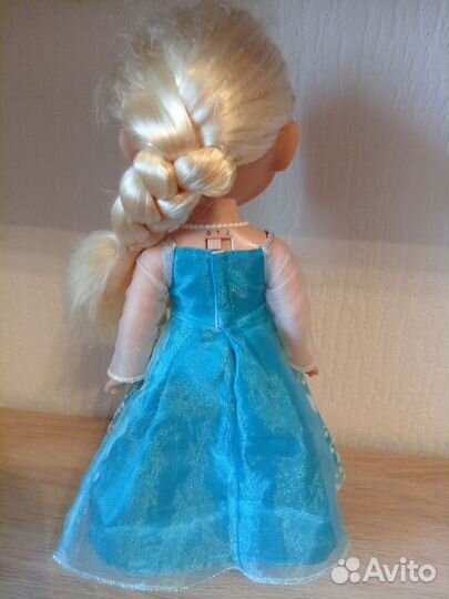 Поющая Эльза с микрофоном