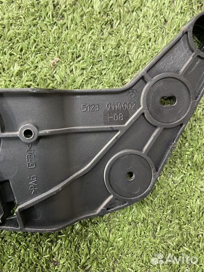 Кронштейн рычага открытия капота BMW 7 series