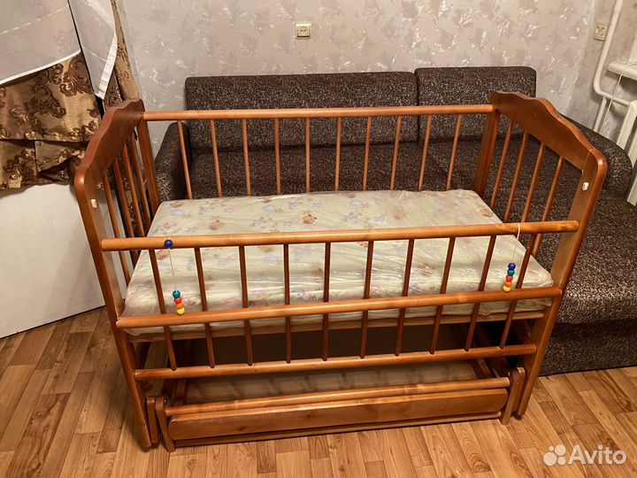 Детская кроватка с маятником и ящиком (с матрасом)